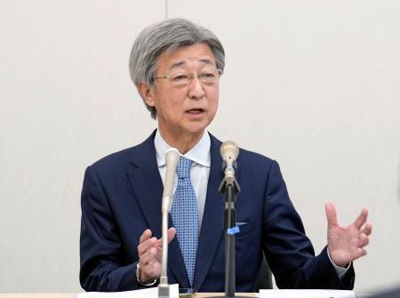 　グループ設立で記者会見する自民党の石井準一参院幹事長＝１５日午後、国会