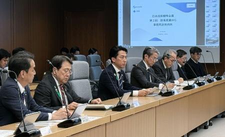 　防衛産業の成長戦略を議論する作業部会に出席した小泉防衛相（左から３人目）と赤沢経産相（同２人目）＝１６日午後、防衛省