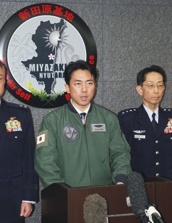 　宮崎県の航空自衛隊新田原基地で取材に応じる小泉防衛相＝１月
