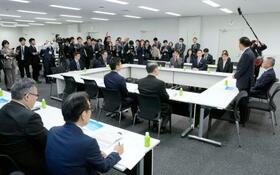 　国会内で開かれた自民党と日本維新の会でつくる憲法改正条文起草協議会＝１７日午後