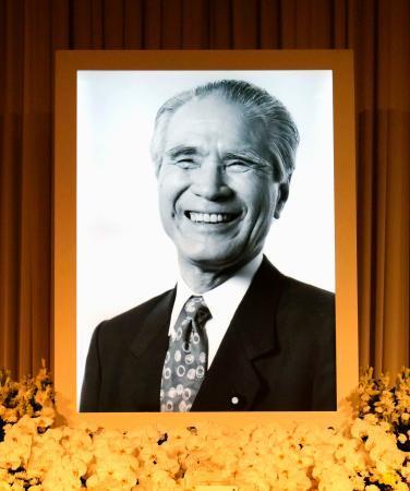 　「お別れの会」の祭壇に飾られた村山元首相の遺影＝２０日午後、東京都千代田区