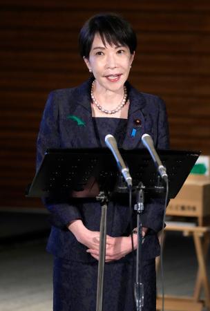 　記者団の取材に応じる高市首相＝２１日午後、首相官邸