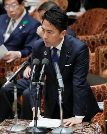 　衆院内閣、法務、外務、安全保障４委員会の連合審査会で、中道改革連合の長妻昭氏の質疑に答弁する小泉防衛相＝２２日午前