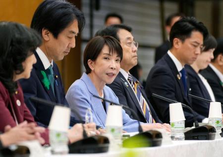　日本成長戦略会議で発言する高市首相（左から３人目）＝２２日午後、首相官邸