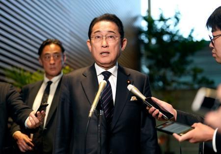 　高市首相と面会後、記者団の取材に応じる岸田元首相＝２７日午後、首相官邸
