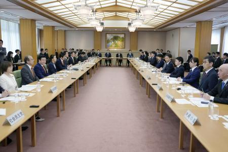 　４月１５日、衆院議長公邸で開かれた皇族数確保策に関する全体会議