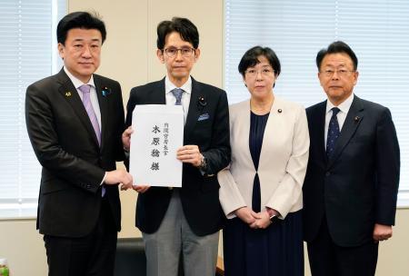 　木原官房長官（左端）に緊急提言を手渡した（右から）公明党の西田幹事長、立憲民主党の田名部幹事長、中道改革連合の階幹事長＝２８日午前、国会