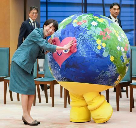 　国際園芸博覧会のマスコットキャラクター「トゥンクトゥンク」とタッチする高市首相＝２８日午後、首相官邸