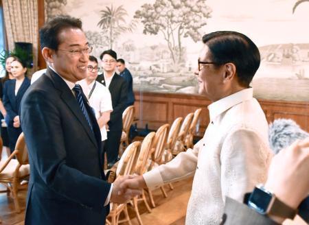 　会談前にフィリピンのマルコス大統領（右）と握手する岸田元首相＝３０日、マニラの大統領府（共同）