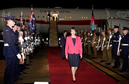 　キャンベラに到着した高市首相＝３日（共同）