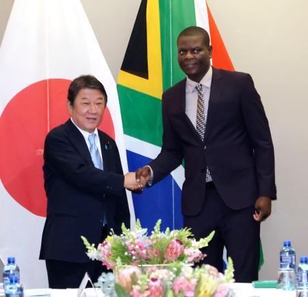 　南アフリカのラモラ国際関係・協力相（右）と握手を交わす茂木外相＝５日、プレトリア（共同）