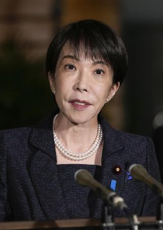　記者団の取材に応じる高市首相＝４月３０日午後、首相官邸