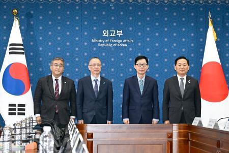 　日韓安全保障対話に出席した（左から）加野幸司防衛審議官、船越健裕外務事務次官ら＝７日、ソウル（共同）