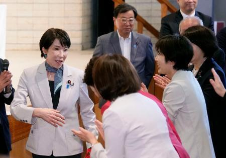 　地方の女性議員らが集まった会合でのあいさつを終え、引き揚げる高市首相（左端）＝８日午後、東京・永田町の自民党本部