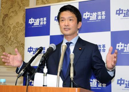 　記者会見する中道改革連合の小川代表＝８日午前、国会