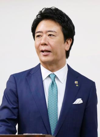 　記者会見する福岡市の高島宗一郎市長＝１１日午前、福岡市役所