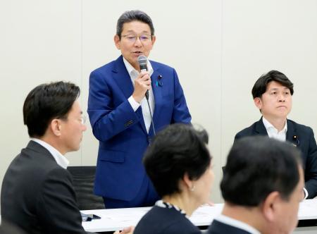 　中道改革連合の皇族数確保策を巡る検討本部の会合で、あいさつする笠浩史本部長＝１１日午後、国会