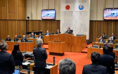 　逮捕されるなどした市議の議員報酬支給を停止する条例を可決、成立した熊本県八代市議会＝１５日午後