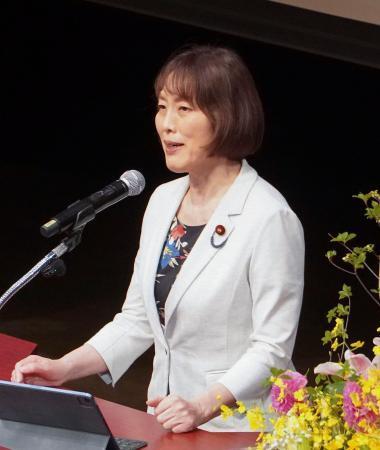 　那覇市内で講演する共産党の田村委員長＝１７日午後
