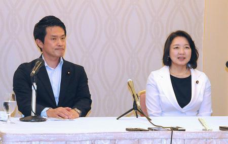 　記者団の取材に応じる公明党の竹谷代表（右）と中道改革連合の小川代表＝１７日午後、秋田市