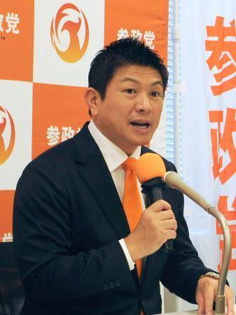 　記者会見する参政党の神谷代表＝１８日午後、国会
