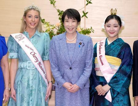 　全米さくらの女王のキャロライン・キャンベルさん（左）と面会する高市首相。右は日本さくらの女王の清水悠華さん＝１８日午後、首相官邸