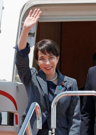 　韓国訪問を終え、羽田空港に到着した高市首相＝２０日午後