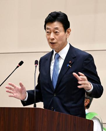 　新潟県知事選の応援に入り、現職支援を訴える自民党の西村康稔選対委員長＝２０日午後、新潟県長岡市