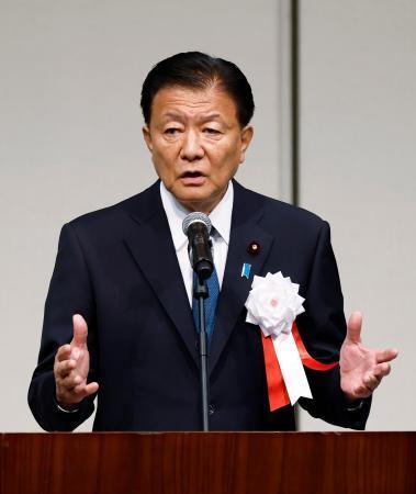 　東京都内で開かれた改憲派集会であいさつする自民党の新藤義孝憲法改正実現本部事務総長＝２０日午後