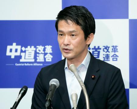 　記者会見する中道改革連合の小川代表＝２２日午前、国会