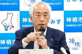 　取材に応じる茨城県神栖市の木内敏之市長＝２２日午後、茨城県神栖市