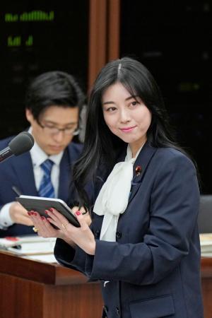 　衆院厚労委で、タブレット端末の音声読み上げソフトを使った一般質疑に臨む自民党の斉藤里恵氏＝２７日午前