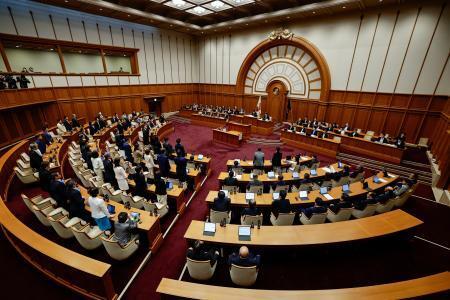 　「大阪都構想」の制度案を作る法定協議会の設置議案を可決した大阪市議会＝２７日午後