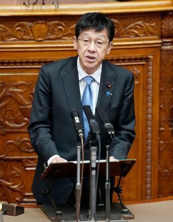 　参院本会議で答弁する松本デジタル相＝２７日午前