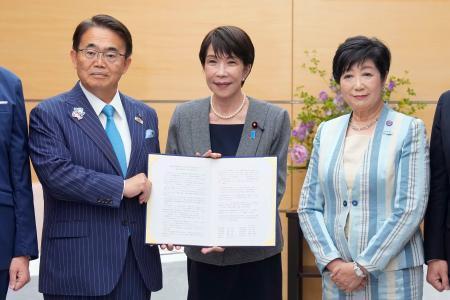 　水素社会の実現を求める緊急声明を受け取り、大村秀章愛知県知事（左）、小池百合子東京都知事（右）と写真に納まる高市首相＝２９日午後、首相官邸