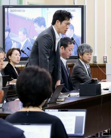 　大阪府議会の総務常任委員会で発言する吉村洋文知事＝３日午前