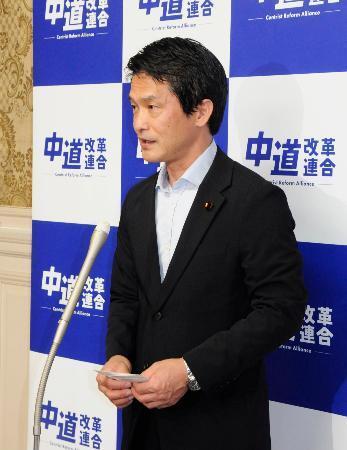 　記者団の取材に応じる中道改革連合の小川代表＝４日午後、国会