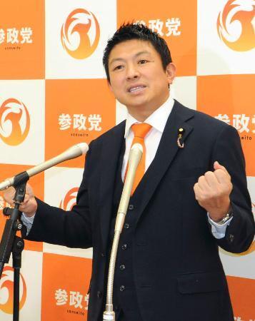 　講演会後、記者団の取材に応じる参政党の神谷代表＝５日午後、国会