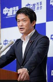 　記者会見する中道改革連合の小川代表＝５日午前、国会