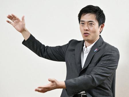 　インタビューに答える日本維新の会の吉村代表