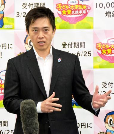 　記者団の取材に応じる大阪府の吉村洋文知事＝８日午後、大阪府庁