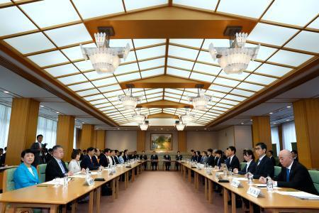 　衆参両院の各党派を集めた全体会議。皇族数確保策に関する「立法府の総意」を決定した＝１０日午後、衆院議長公邸