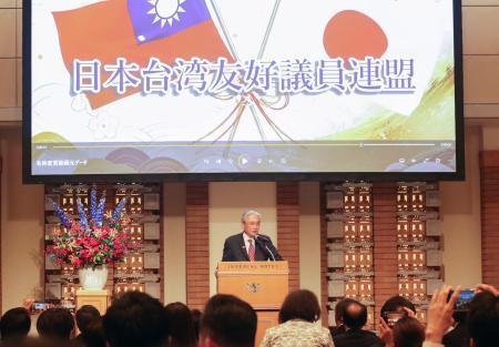 　日華懇の総会で、議連の新名称「日本台湾友好議員連盟」を発表する古屋圭司会長＝１１日午後、東京都内
