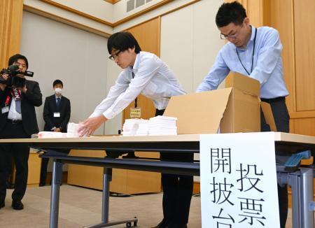 　栃木県那須町長選で落選した新人の異議申し立てを受け、調査を行う県選管関係者＝５月、栃木県庁