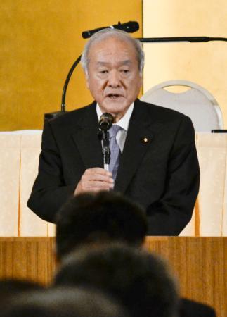 　盛岡市で開かれた自民党会合であいさつする鈴木幹事長＝１３日午後