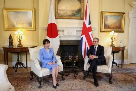　会談する高市首相（左）とスターマー英首相＝１４日、ロンドン（ロイター＝共同）