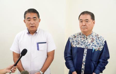 　記者団の取材に応じる中道改革連合の屋良朝博元衆院議員（左）と新垣邦男元衆院議員＝１４日午後、那覇市