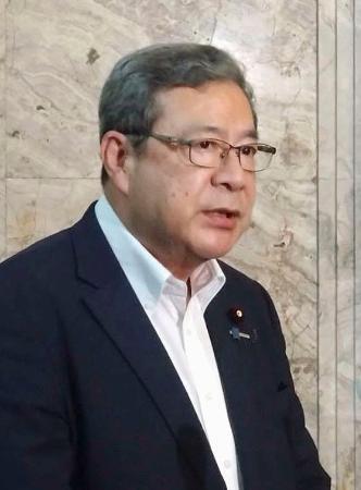 　取材に応じる日本維新の会の中司幹事長＝１５日午後、国会
