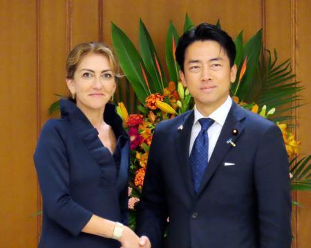 　オランダのイェジルゲス副首相兼国防相（左）との会談に臨む小泉防衛相＝１６日午後、防衛省