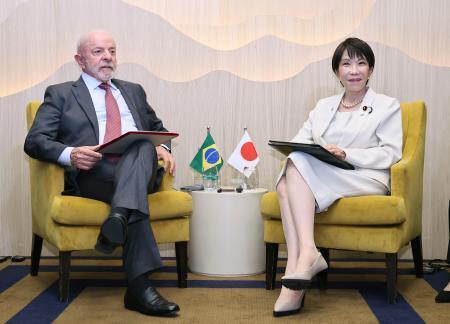 　会談に臨む高市首相（右）とブラジルのルラ大統領＝１６日、フランス東部エビアン（代表撮影・共同）